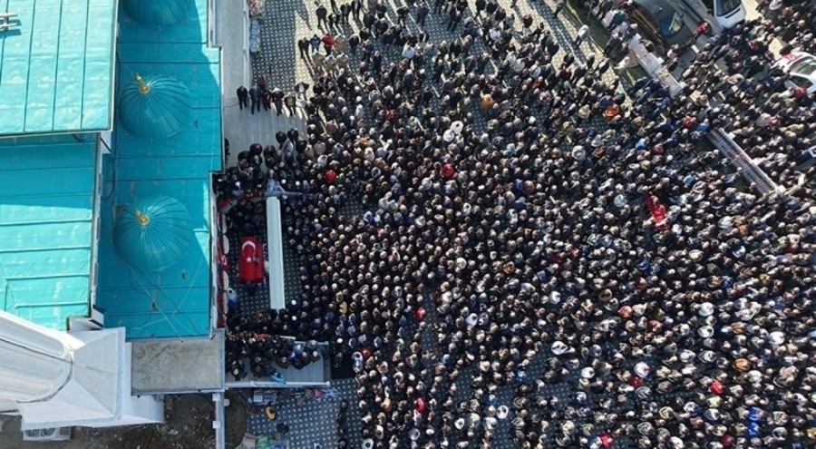 Bursalı şehit binbaşıyı binlerce kişi uğurladı: Hamile eşi ayakta durmakta güçlük çekti