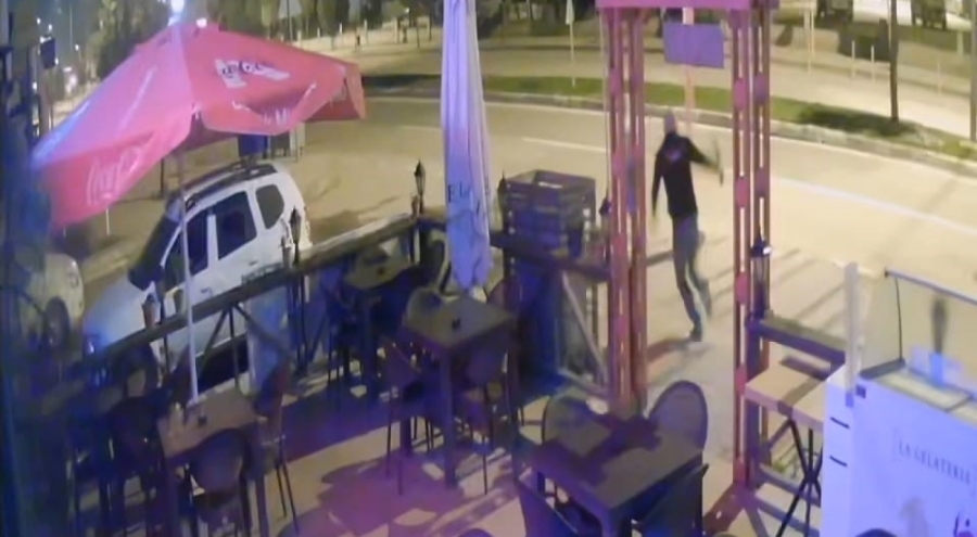 Bursa'da işyerine defalarca giren hırsızı sopayla kovaladı: o anlar kamerada