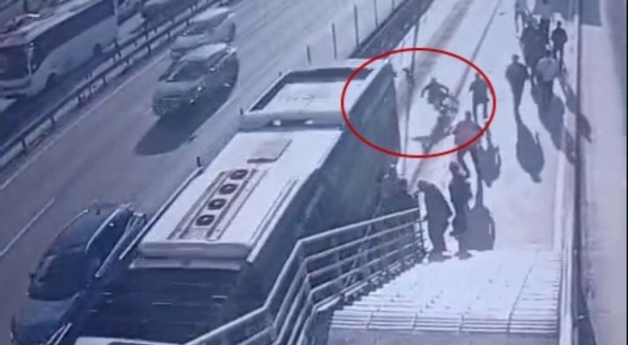 Metrobüsün çarptığı engelli yolcu hayatını kaybetti