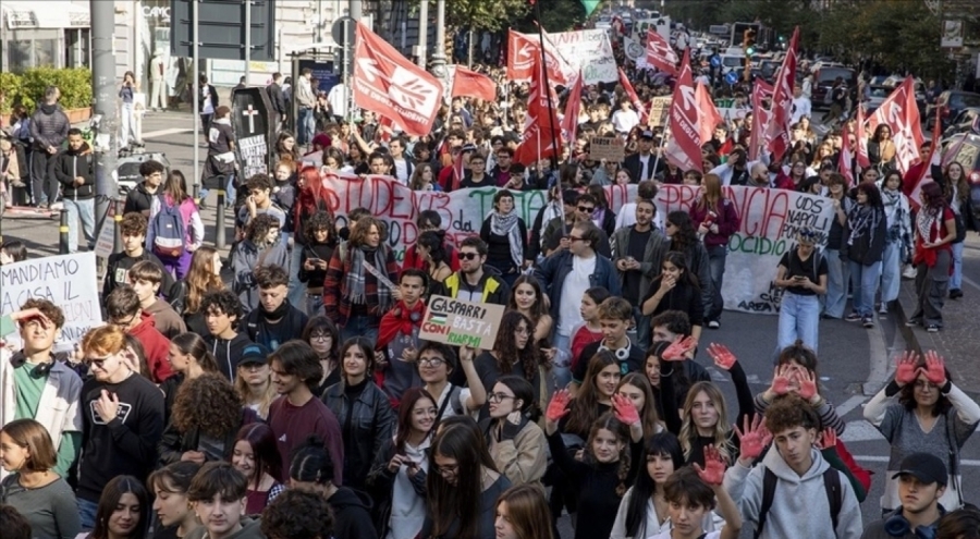 İtalya'da on binlerce öğrenci, Meloni hükümetini protesto etti