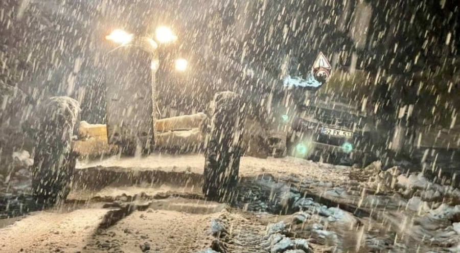 Bir ilde bazı yollar kar ve tipi nedeniyle ulaşıma kapandı