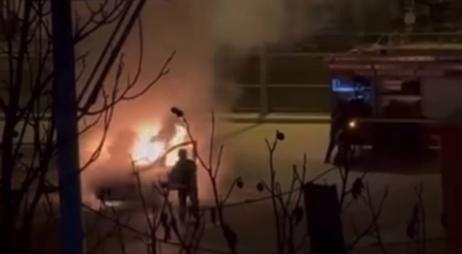 Bursa'da hafif ticari araç yanarak kül oldu