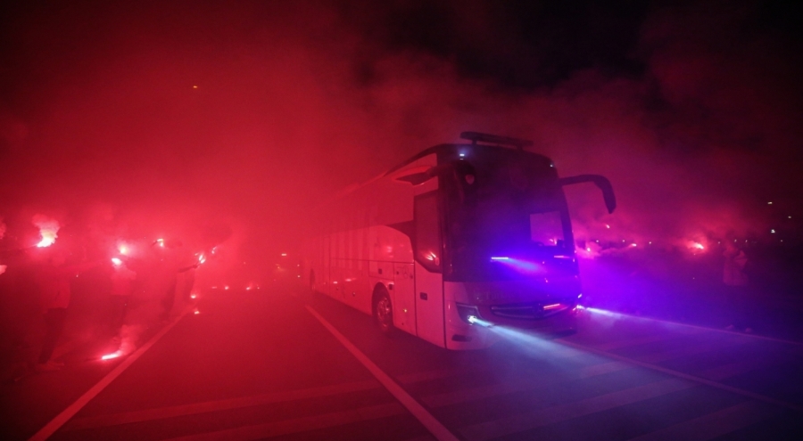 A Milli Takım, Bursa'da meşaleler eşliğinde stada girdi