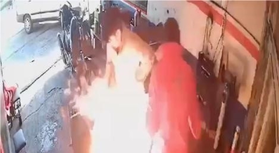 Motosikletteki yangına yanıcı maddeyle müdahale ettiler!