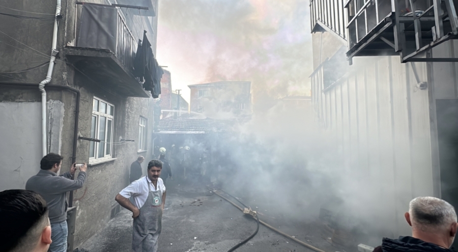İstanbul'da depo yangını: Bir işçi dumandan etkilendi