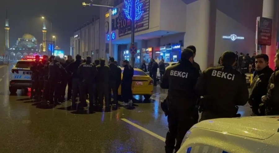 Gece kulübü önünde silah gösterme kavgası!