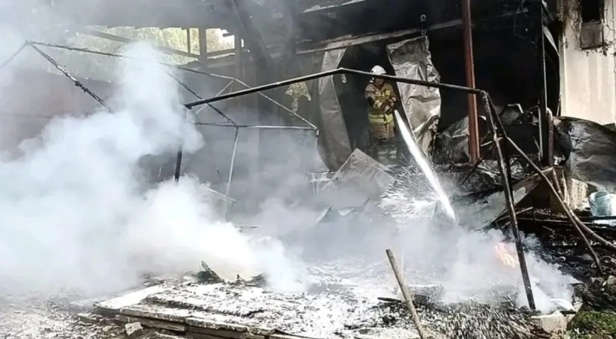 Hatay'da korkutan yangın! Prefabrik yapı kül oldu