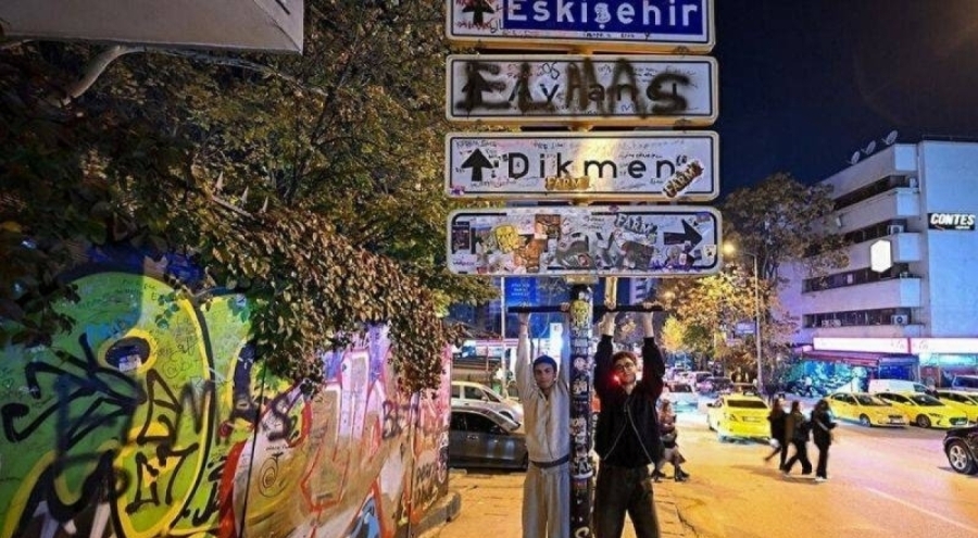 Sosyal medyada viral olan Kızılay tabelasının önünde bir kişinin bıçaklandığı iddia edildi