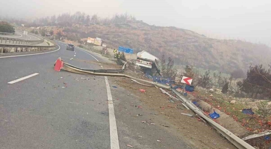 Bilecik'te sebze yüklü tır devrildi: 1 yaralı