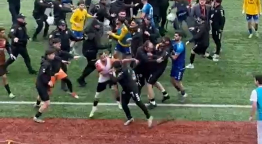 Futbol sahası boks ringine döndü, 24 kırmızı kart çıktı