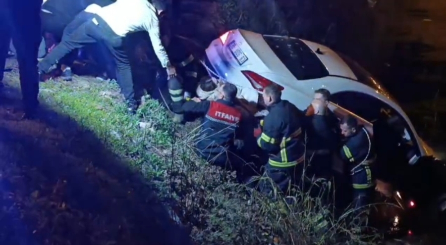 Çanakkale'de şarampole uçan otomobilden çıkmak istemedi, ekiplere zor anlar yaşattı