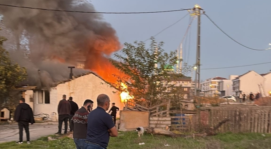 İstanbul'da gecekondu alev alev yandı