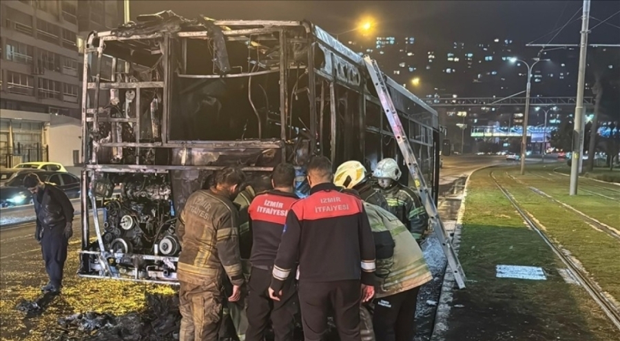 İzmir'de seyir halindeki belediye otobüsü alev aldı