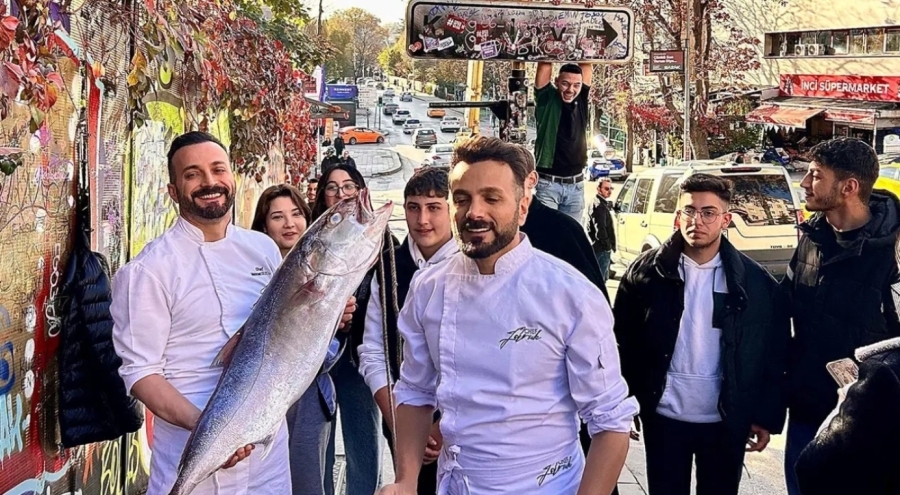 Kızılay yön tabelası sosyal medyada viral olmuştu: Kızılay tabelasına balık asıldı