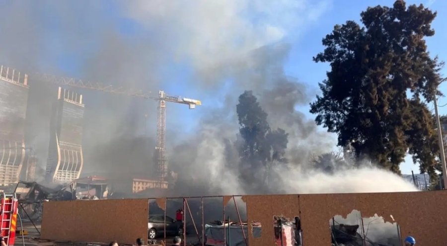 Şantiyede yangın: Gökyüzünü siyah dumanlar kapladı!