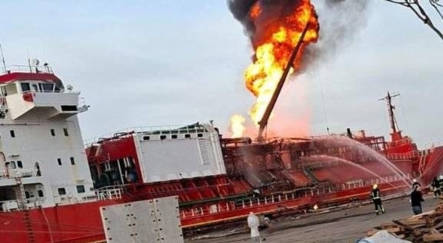 Ukrayna'da isabet alan 16 personelli Türk gemisinde yangın! Denizcilik Genel Müdürlüğünden ilk aç...