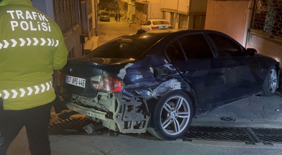 Bursa'da "dur" ihtarına uymayan sürücü kaçarken 3 araca ve duvara çarptı