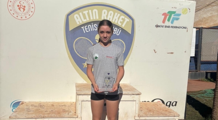 Osmangazi Belediyespor Tenis Takımı sporcusu şampiyonluk kürsüsüne oturdu