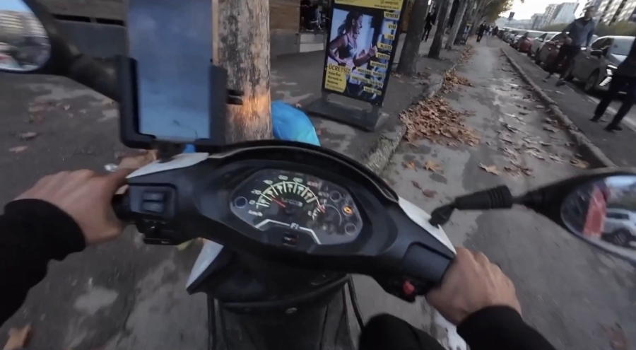 Bursa'da kaygan zeminde kontrolü kaybetti: Çevredeki vatandaşın esprisi gündem oldu