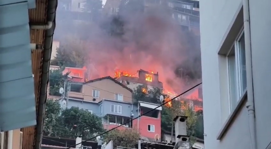 Bursa'da 2 katlı bina alev alev yandı