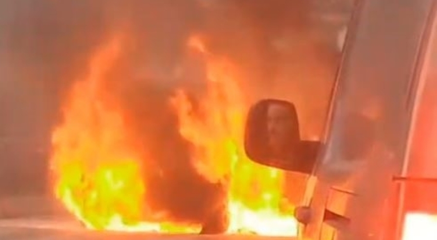 İstanbul'da seyir halindeki araç alevlere teslim oldu