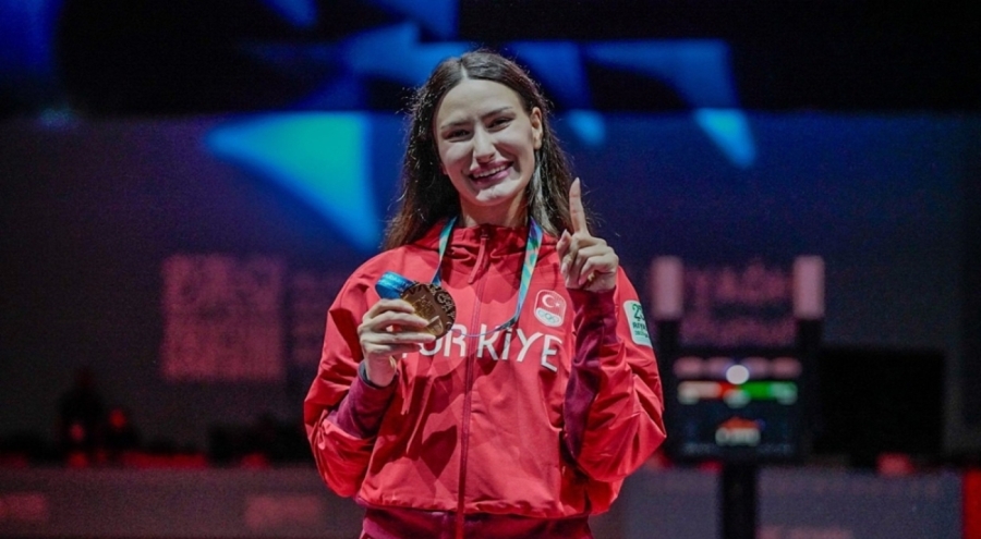 Milli eskrimci Nisanur Erbil altın madalya kazandı