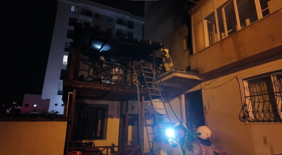 İstanbul'da ahşap ev küle döndü