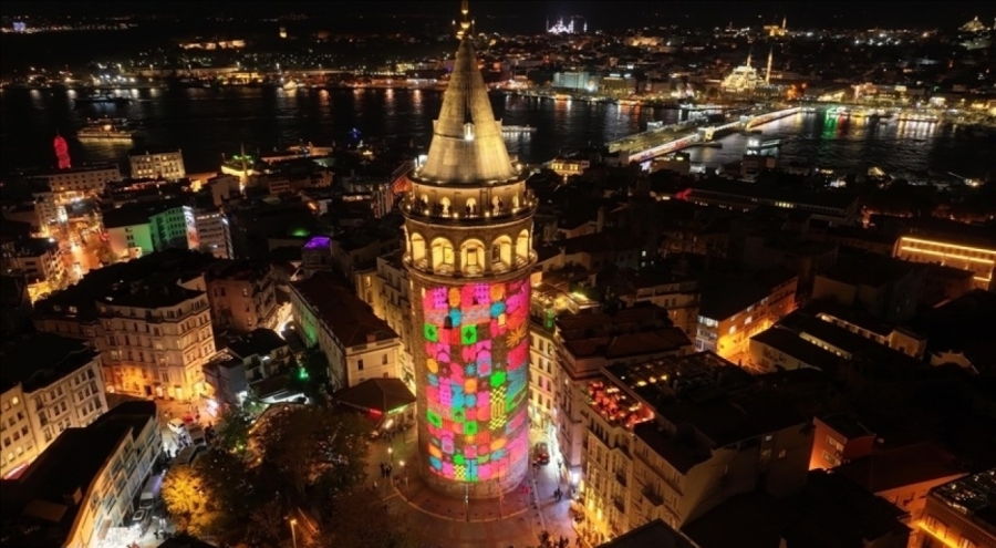 Galata Kulesi, Türkiye E-Ticaret Haftası için ışıklandırıldı