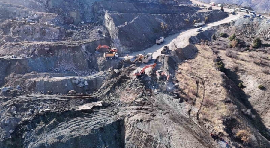 Sivas'ta göçük altında kalan şirket müdürünü kurtarma çalışmalarına ara verildi