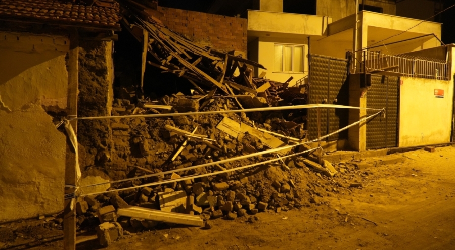 Balıkesir'de bir bina çöktü