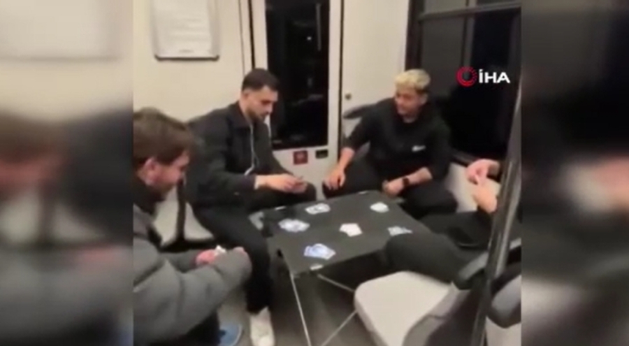 Bursa metrosunda ilginç anlar! Gençler masa kurup kağıt oyunu oynadı