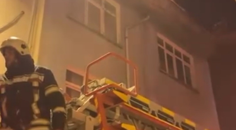 Elazığ'da 4 katlı apartmanda yangın