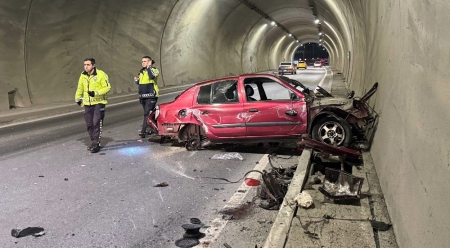 Tünelde feci kaza: Aracın motoru metrelerce ileri savruldu
