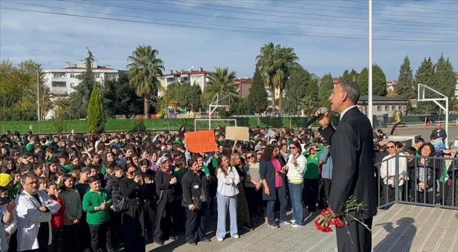 43 yıllık Türkçe öğretmeni düzenlenen törenle öğrencilerine veda etti