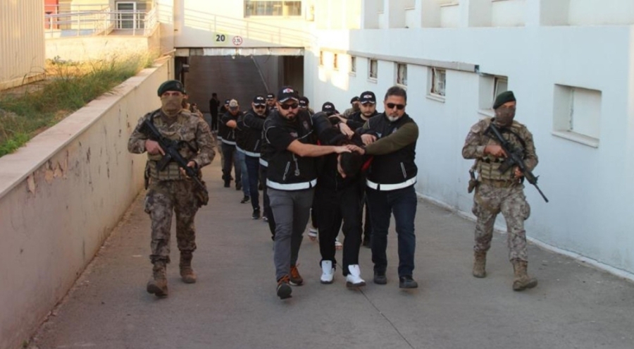 Adana'da "Bayğaralar" suç örgütüne operasyon! Yurt dışına kaçış hazırlığında yakalandılar