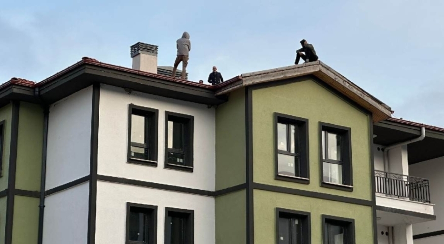 Ücretlerini alamayan TOKİ işçileri çatıya çıktı