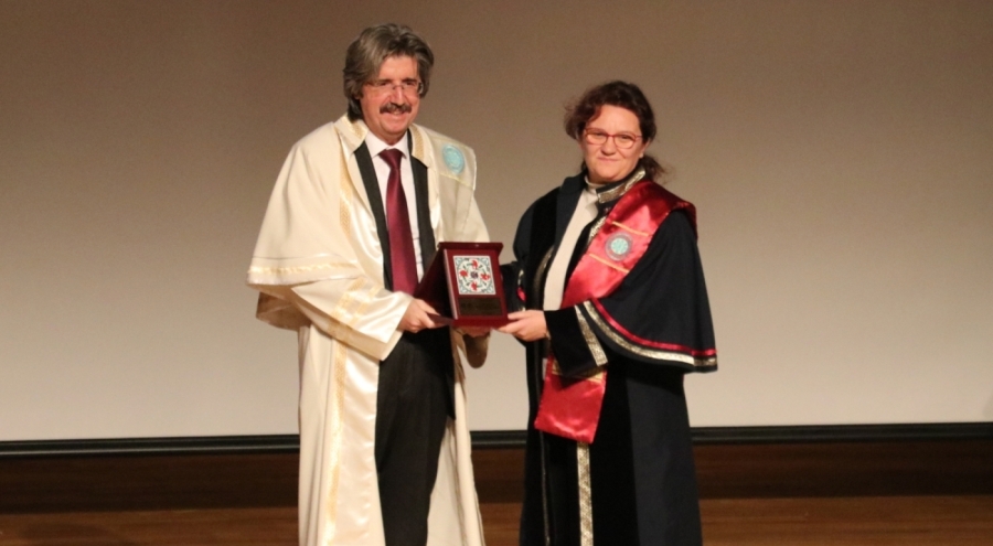 Bursa Uludağ Üniversitesi'nde 2024 Akademik Performans Ödülleri sahiplerini buldu