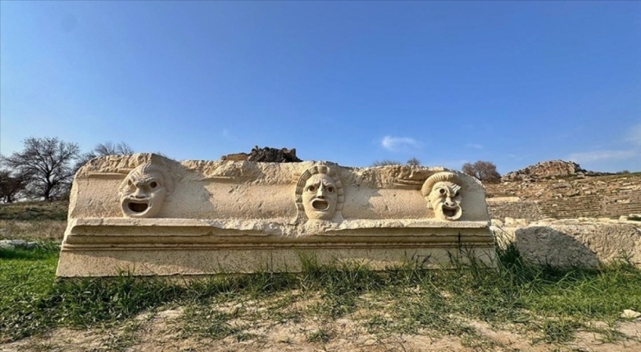 Kastabala Antik Kenti'nde 5 mask kabartması daha bulundu