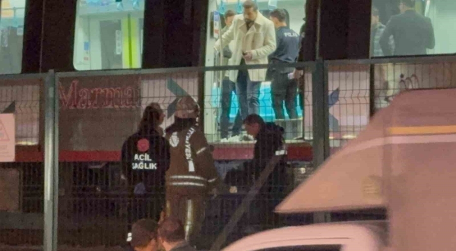 Marmaray'da bir kişi raylara atlayarak intihar etti
