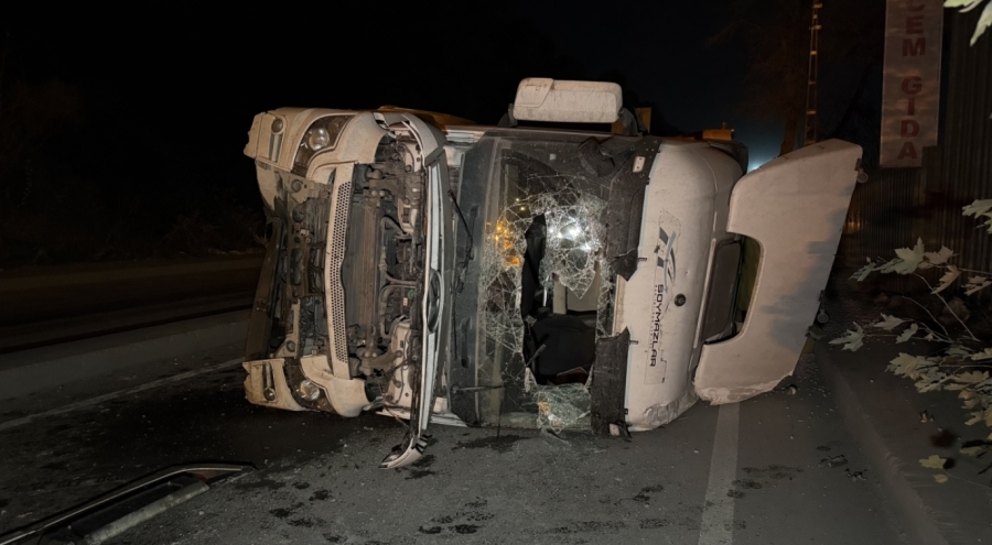 İstanbul'da kontrolden çıkan hafriyat kamyonu yan yattı. 1 yaralı