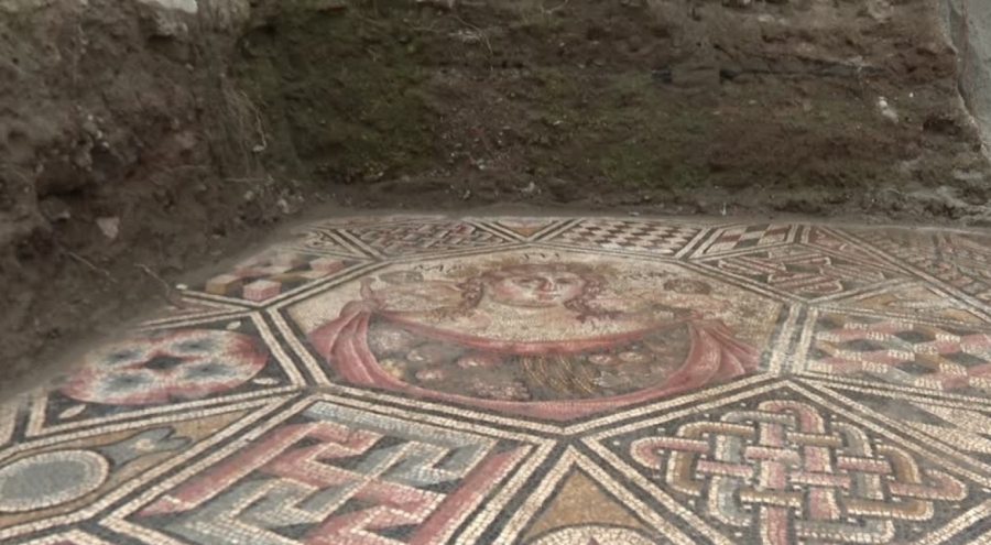 İznik'te tarihi keşif! 3. yüzyıla ait taban mozaiği gün yüzüne çıkarılıyor