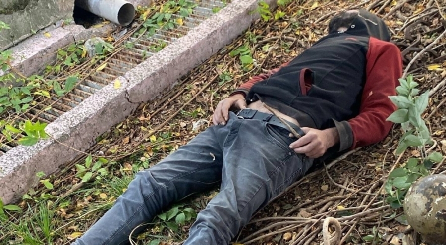 Hastane bahçesinde baygın bulunan kişi öldü