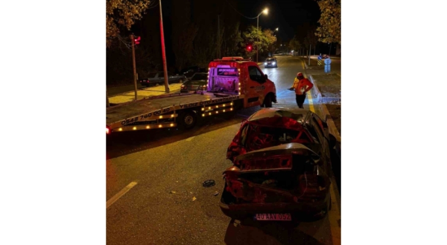 Kırşehir'de kaldırıma çarpan otomobil takla attı