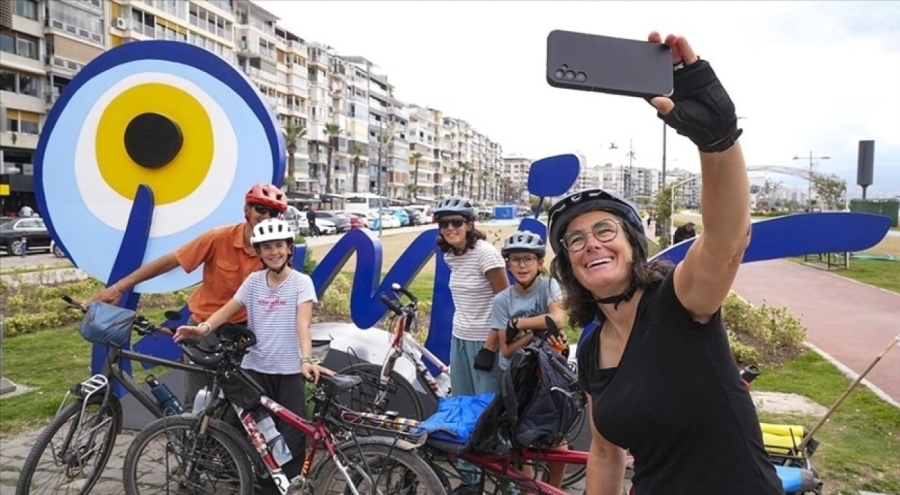Bisikletle dünya turuna çıkan Fransız aile İzmir'de