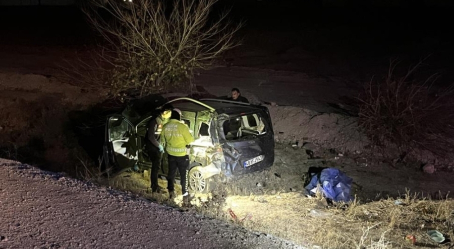 Hafif ticari araç şarampole devrildi: Ölü ve yaralılar var