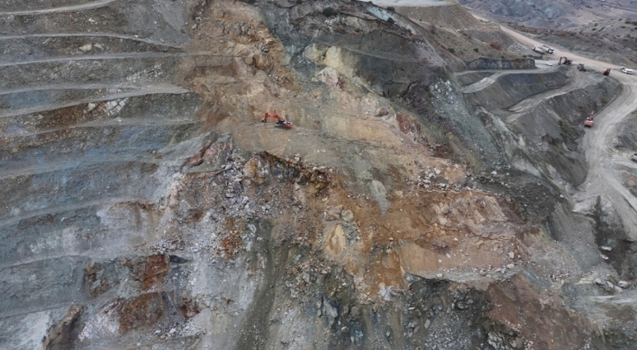 Sivas'ta göçük altında kalan işçiyi arama çalışmaları devam ediyor