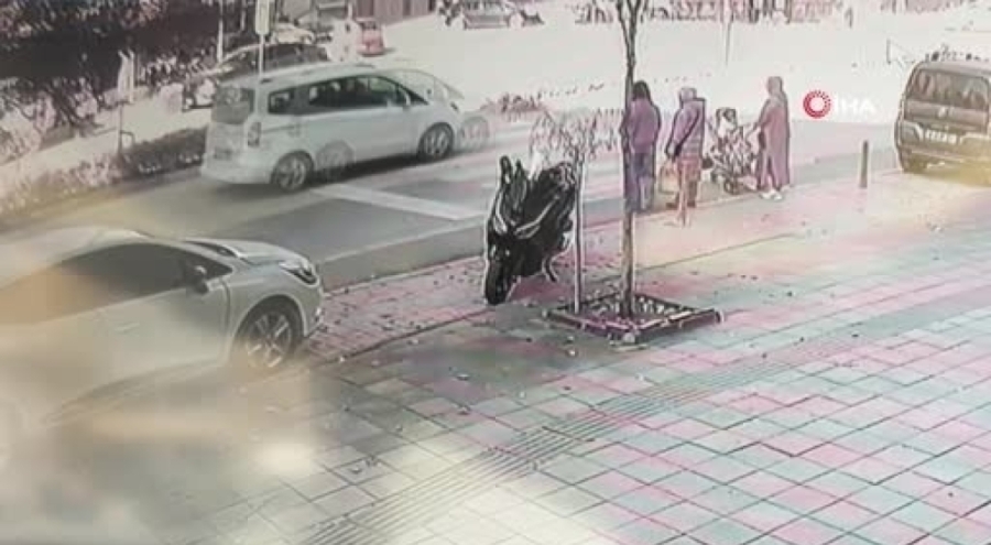 Bursa'da yaya geçidinde anne ve bebeğe otomobil çarptı