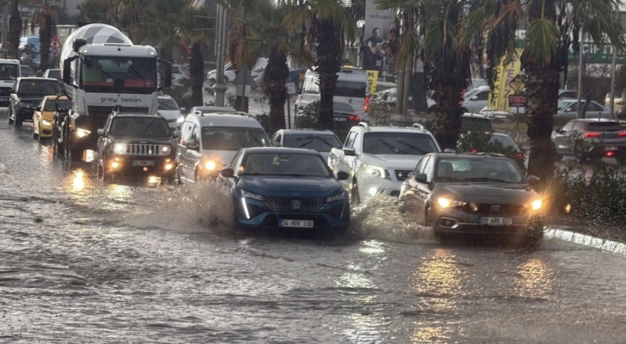 Muğla sokakları bir saatte göle döndü