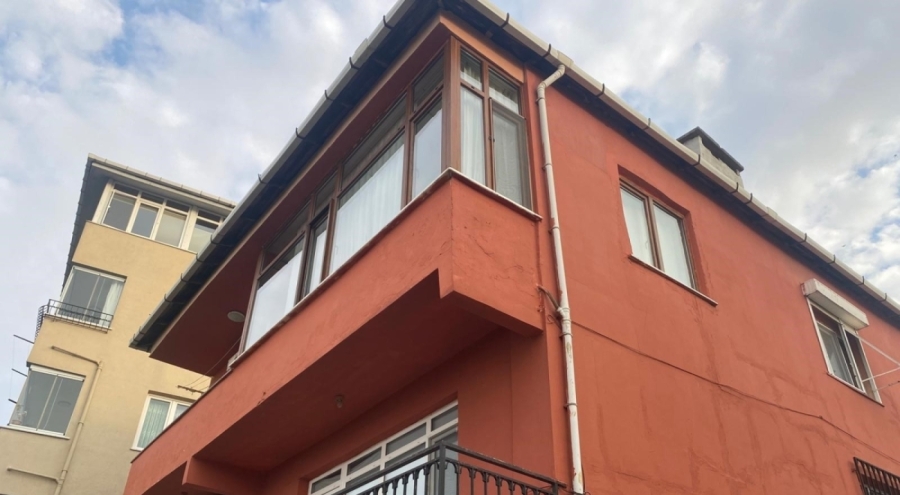 İstanbul'da duvarları ve zemini çatlayan 2 bina mühürlenerek tahliye edildi