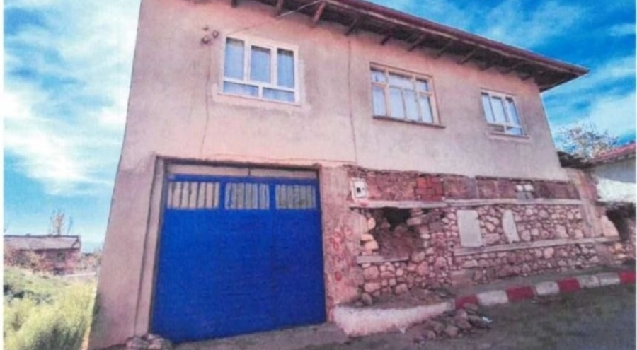 Evin temelinden tarihi taş söktü, tutuklandı!